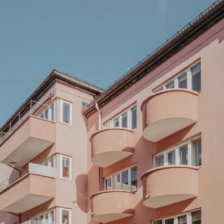 Leilighetskompleks sett nedenfra. Foto
