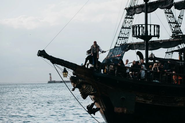Eventyrpirat på et skip på havet. Foto