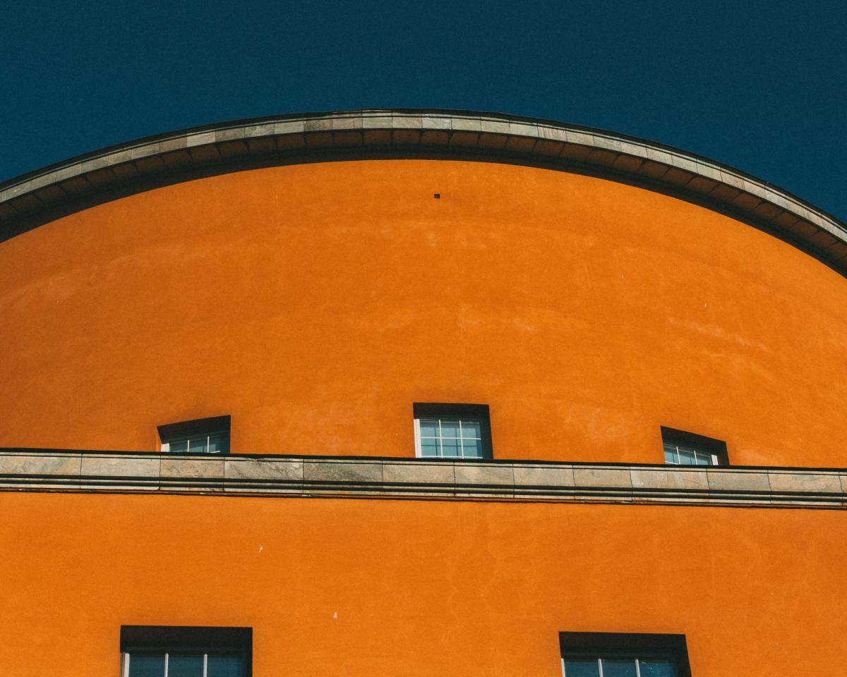 Gros plan sur le sommet de la Stadsbiblioteket à Stockholm.