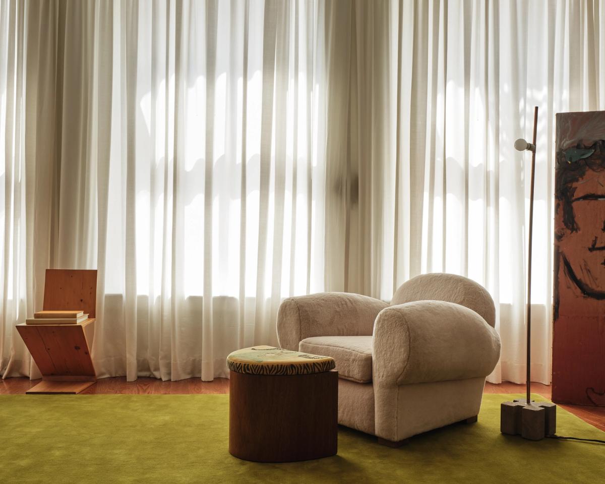 Tapis en laine moelleux Grand Milano Green, présenté dans un salon devant de grandes fenêtres qui illuminent le tapis et le mobilier dans un bel appartement à Soho, New York.