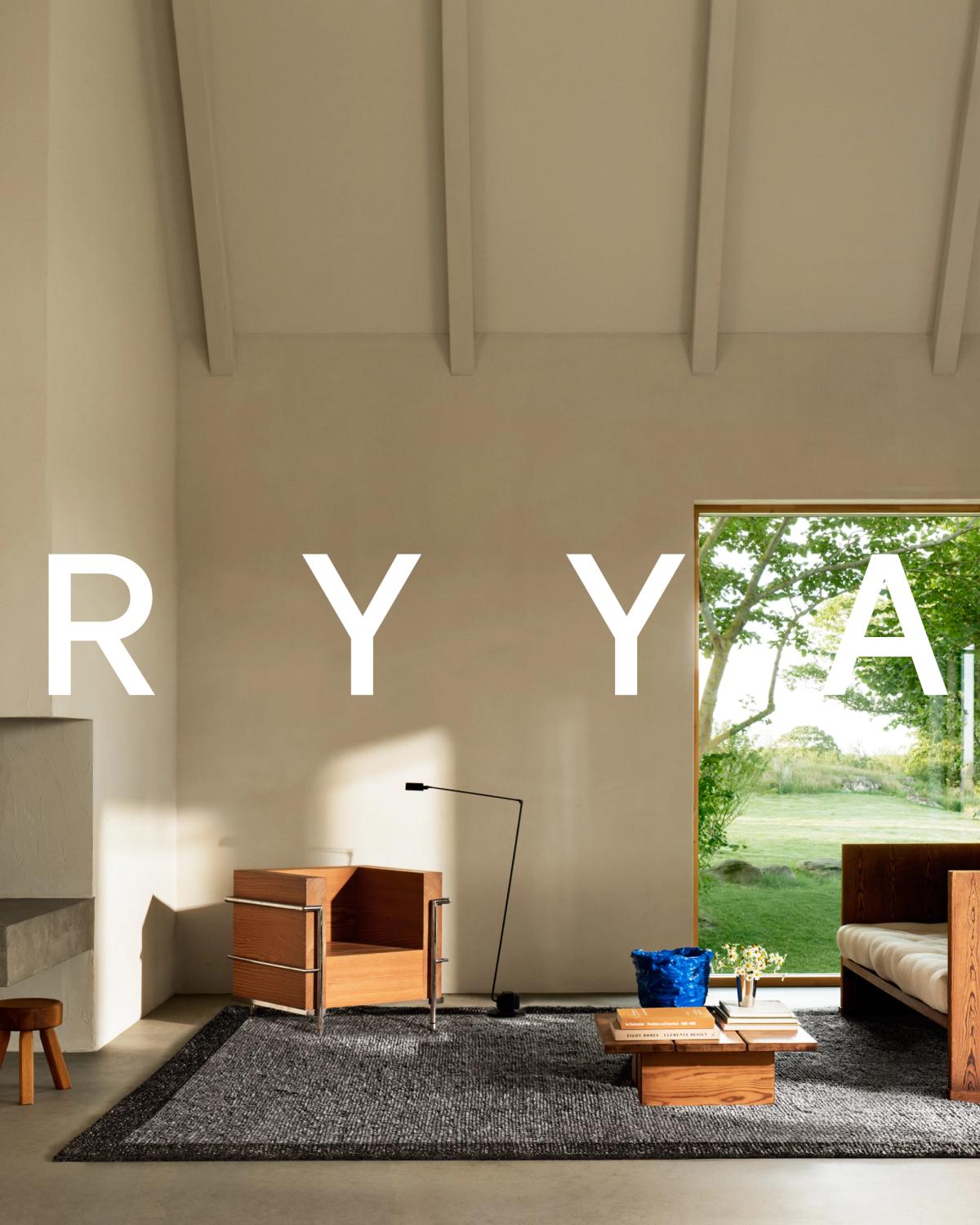 Shaggy wool rug Ryya in Black/White pictured in a modern livingroom with text "RYYA" over it.