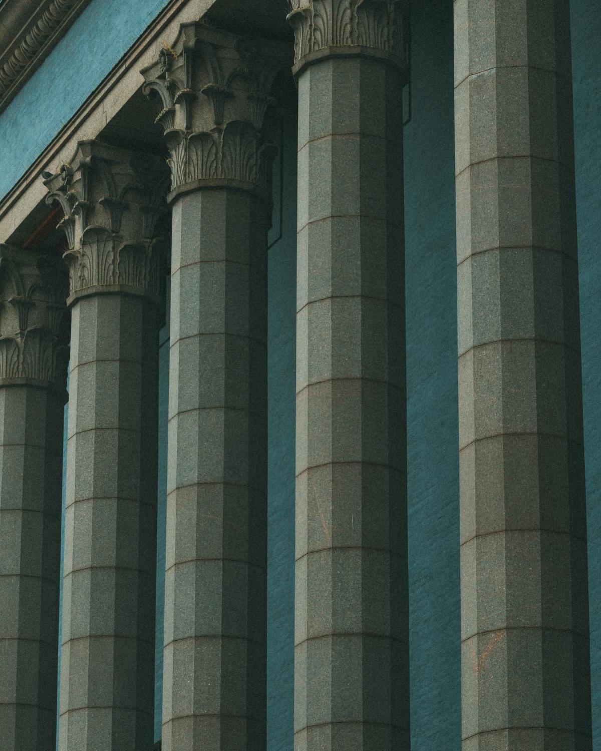 Gros plan sur des piliers en pierre dans l’architecture de Stockholm.