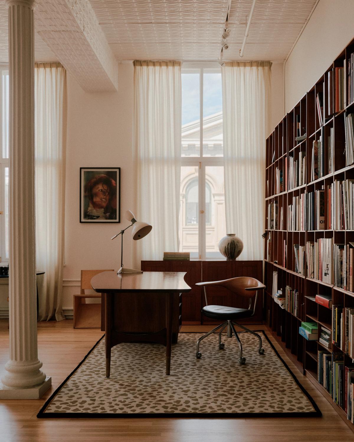 Ullmattan Gild 03, fotograferad i ett kontor med ett skrivbord i trä och en bokhylla.