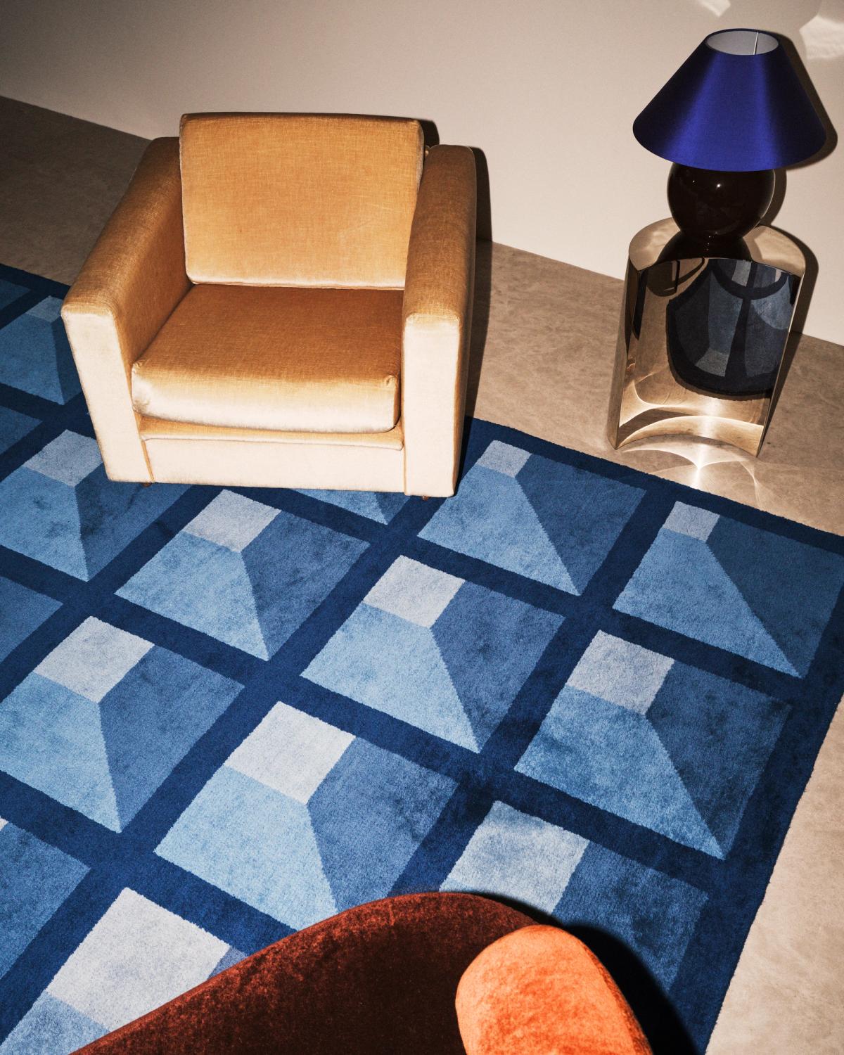 Nahaufnahme des flauschigen Wollteppichs Garden Maze in der Farbe Blue aus der Campbell Rey 2024-Kollektion.