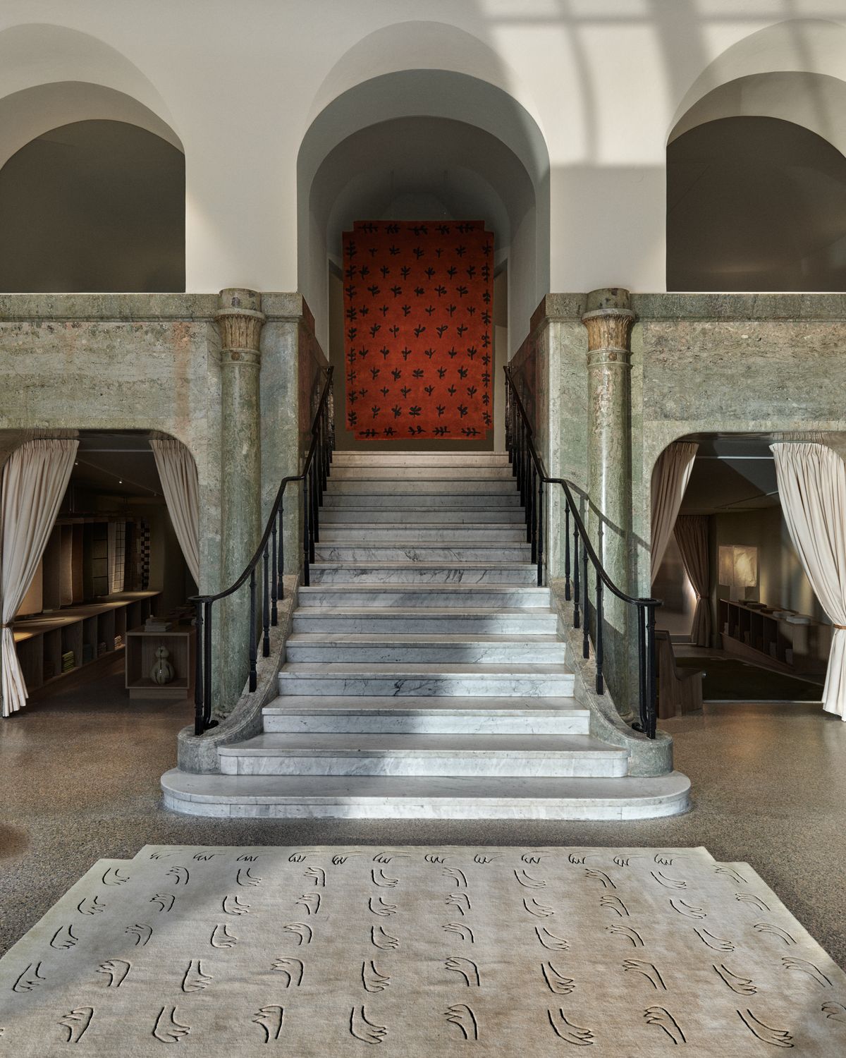 Nordic Knots showroom i Stockholm på Birger Jarlsgatan 58, fotograferad med fokus på den vackra marmortrappan och valven.