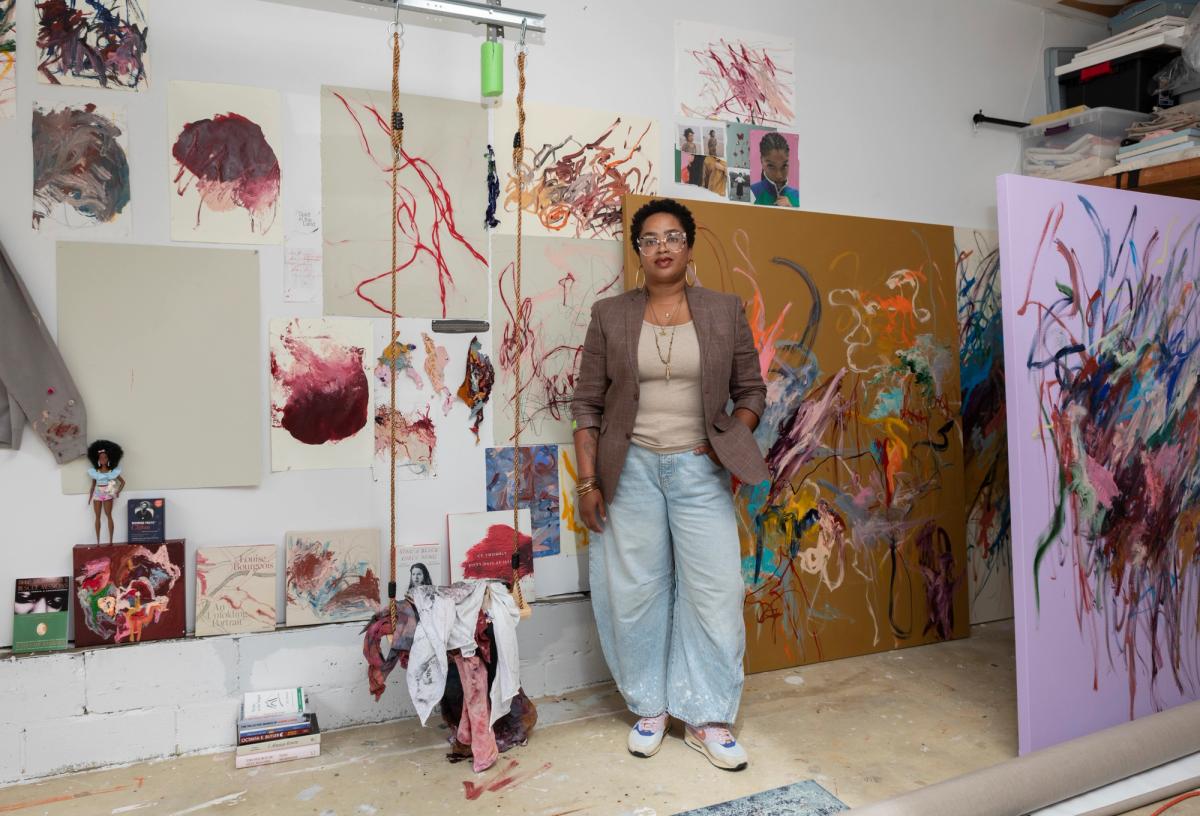 Foto der Künstlerin Nieves mit ihrem Kunstwerk.