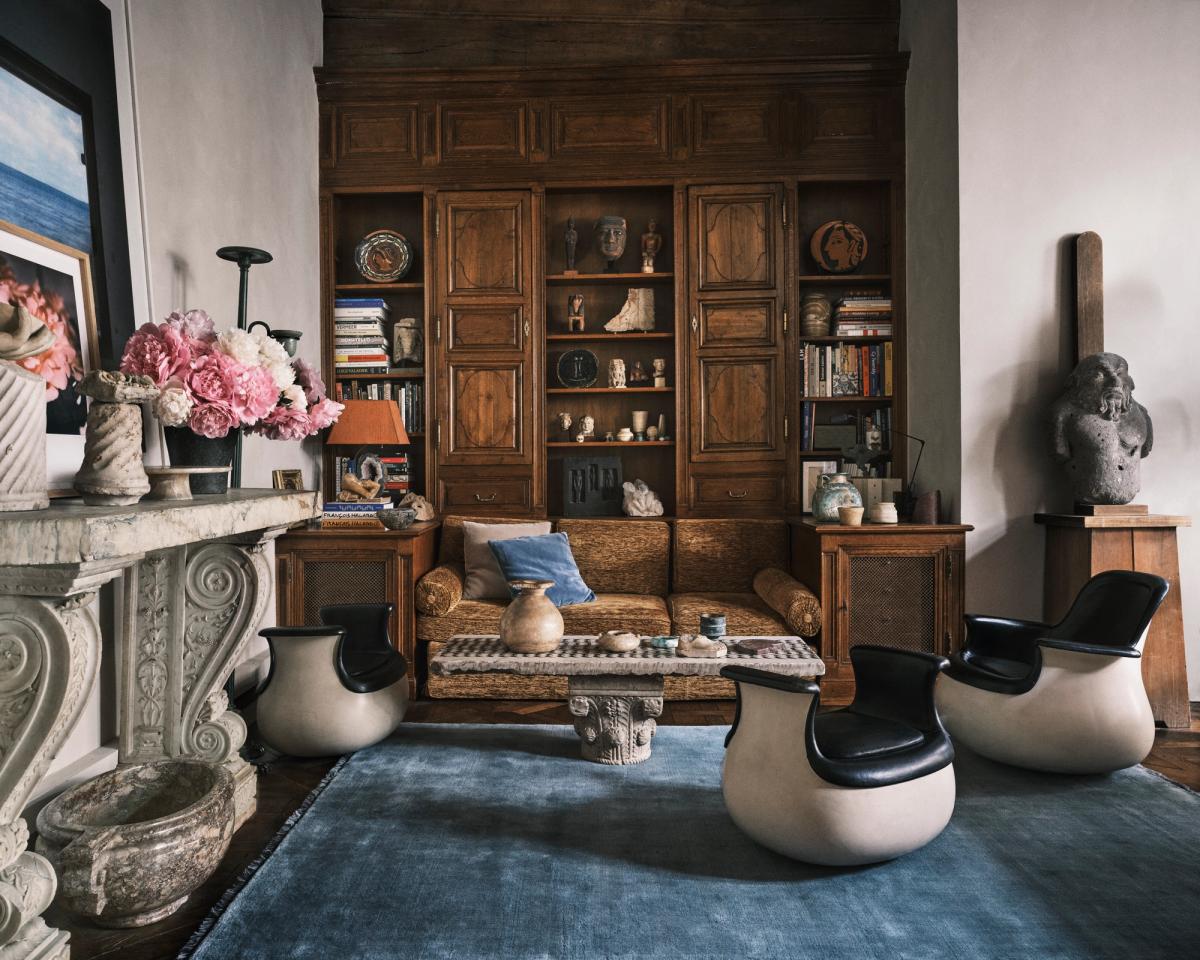 Le tapis Mohair en Slate Blue est présenté dans un intérieur parisien avec des boiseries, un mobilier sculptural et des détails artistiques, créant une atmosphère sophistiquée et nuancée.