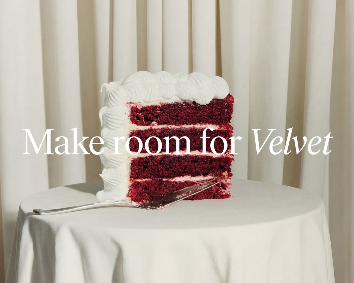 Part de gâteau red velvet sur une table devant des rideaux clairs, avec le texte « Make room for Velvet » en surimpression.