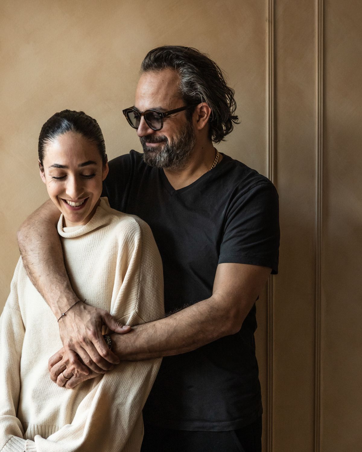 Porträtt av designduon Bessie och Oliver, personerna bakom varumärket Arjé.