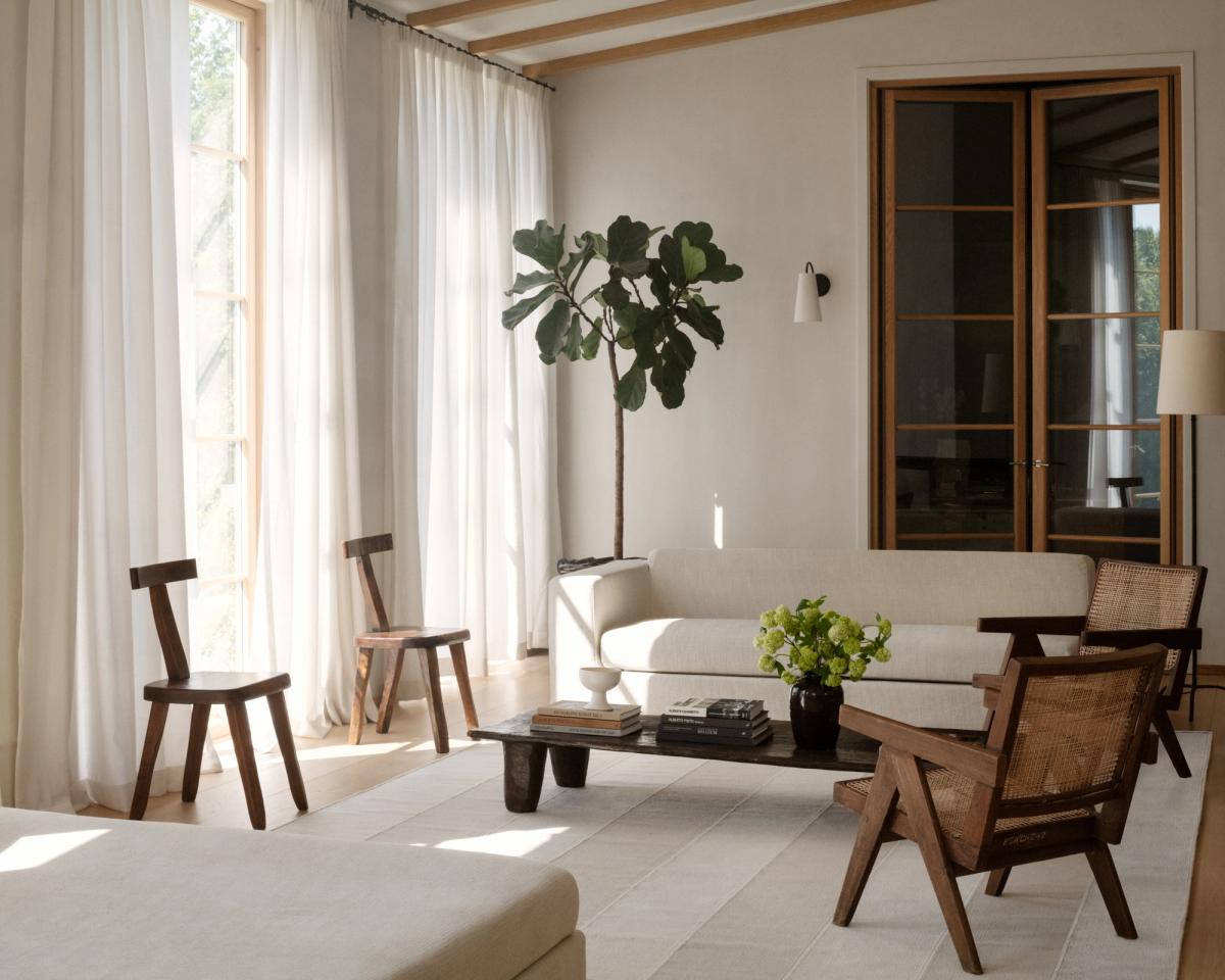 Wide Stripes Faded Nougat photographié dans un salon avec un canapé blanc, des chaises en bois, des rideaux blancs et un arbre en pot.