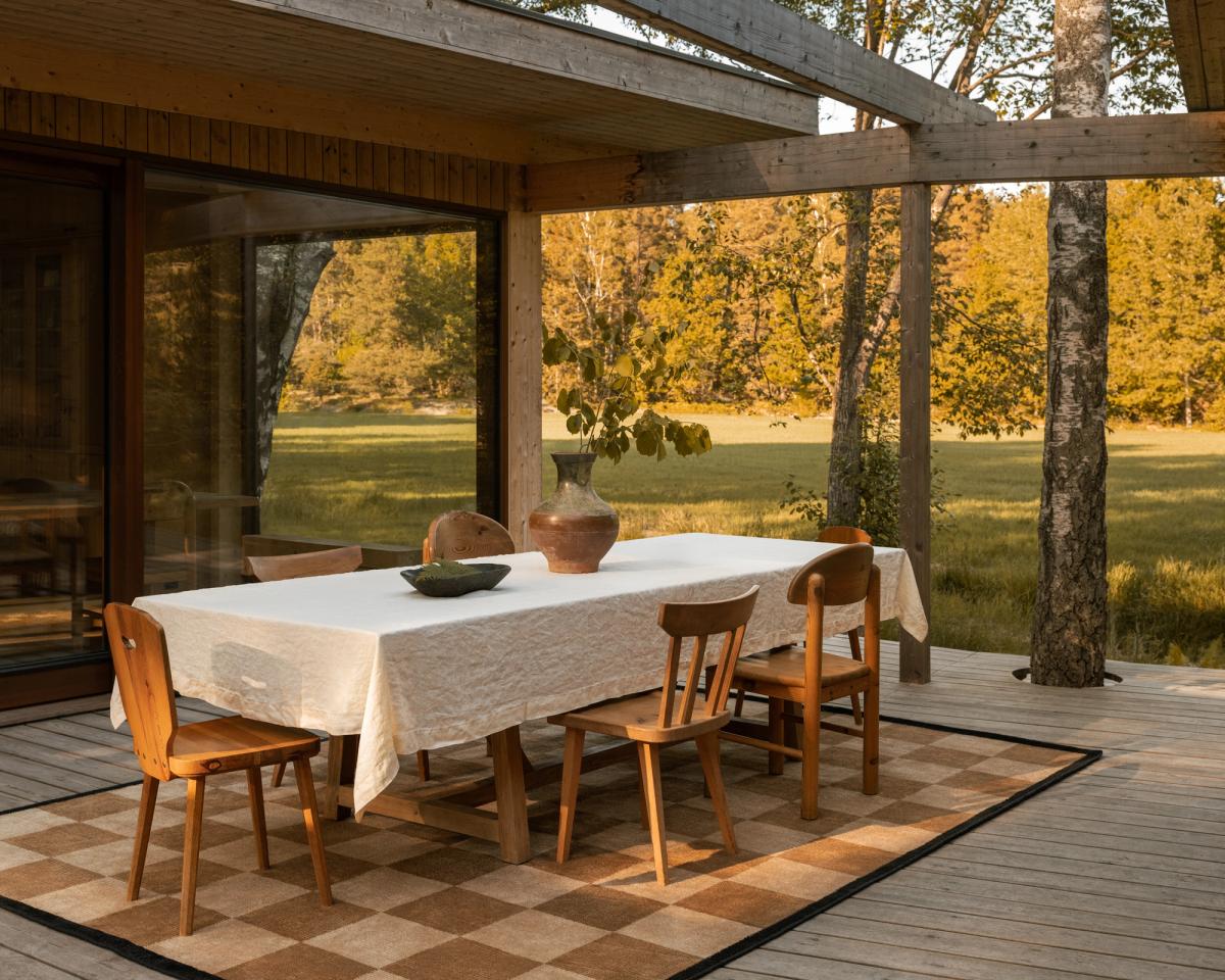 Terra 01 – Tobacco sets a warm, graphic foundation for open-air dining. Its checkered design in earthy tones pairs beautifully with natural wood furniture and the golden light of the surrounding landscape.