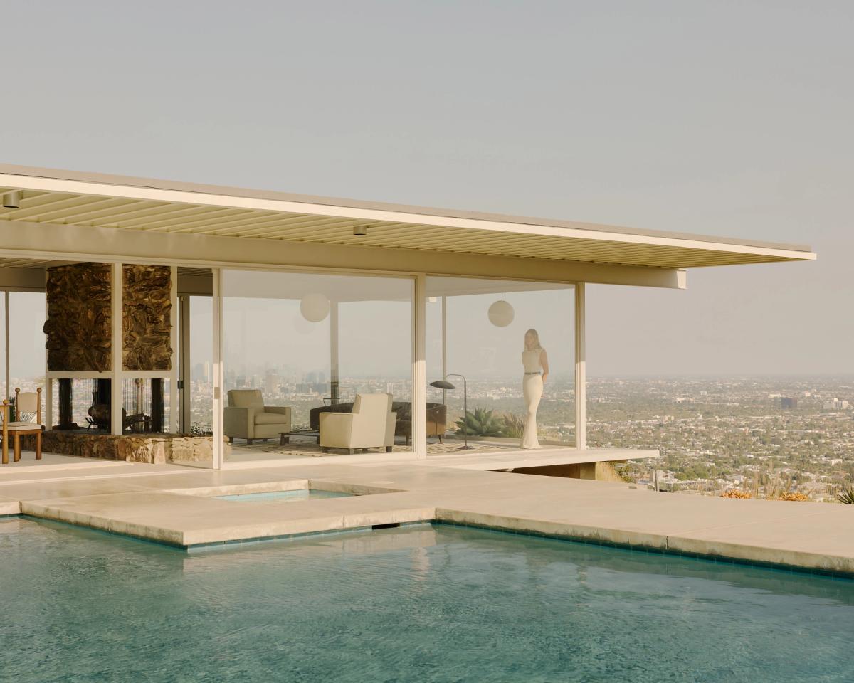 Jessie Andrews photographiée en arrière-plan de la Stahl House à Los Angeles.