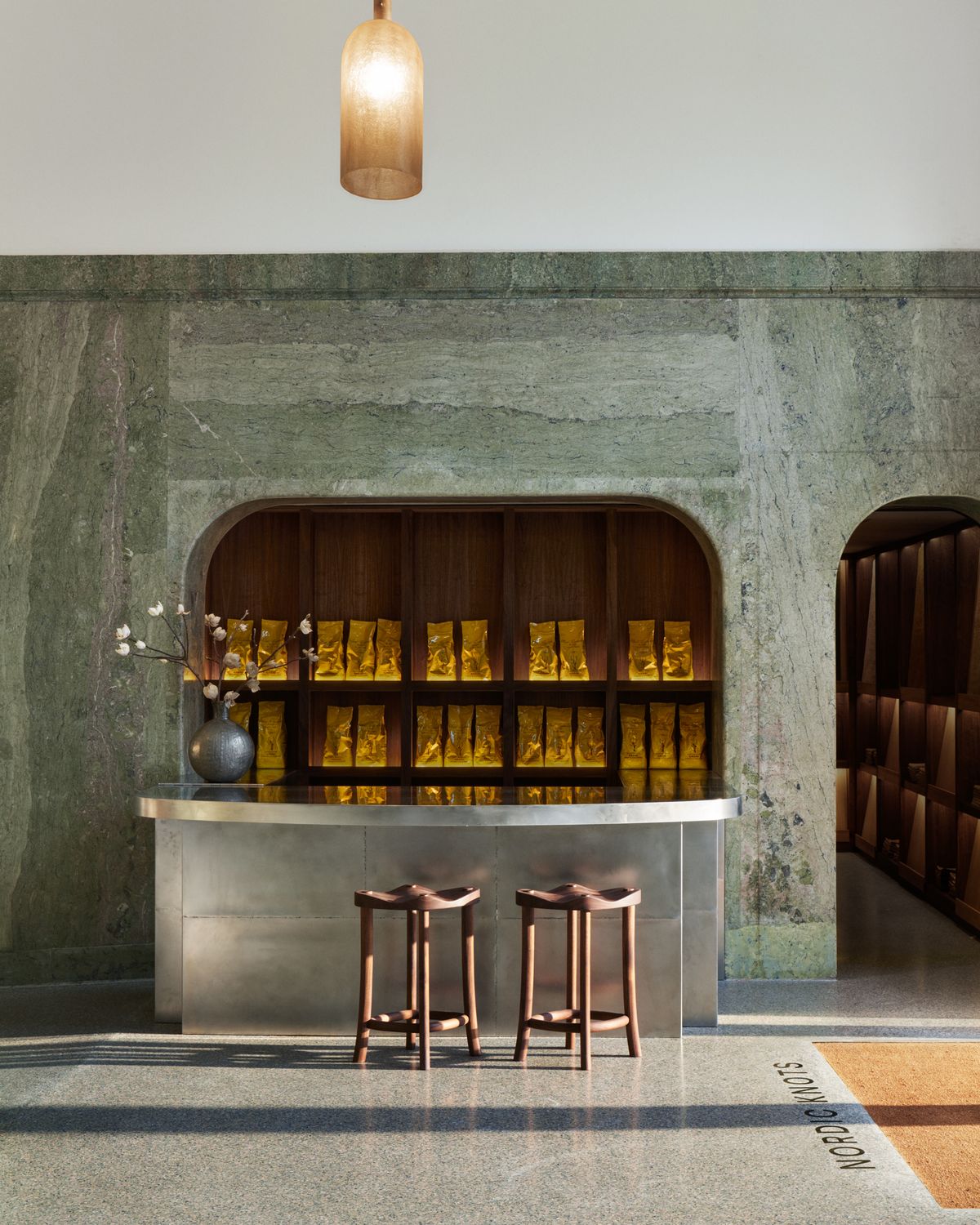 Nordic Knots showroom på Birger Jarlsgatan, med kaffebar och vackra gröna marmordetaljer på väggarna.