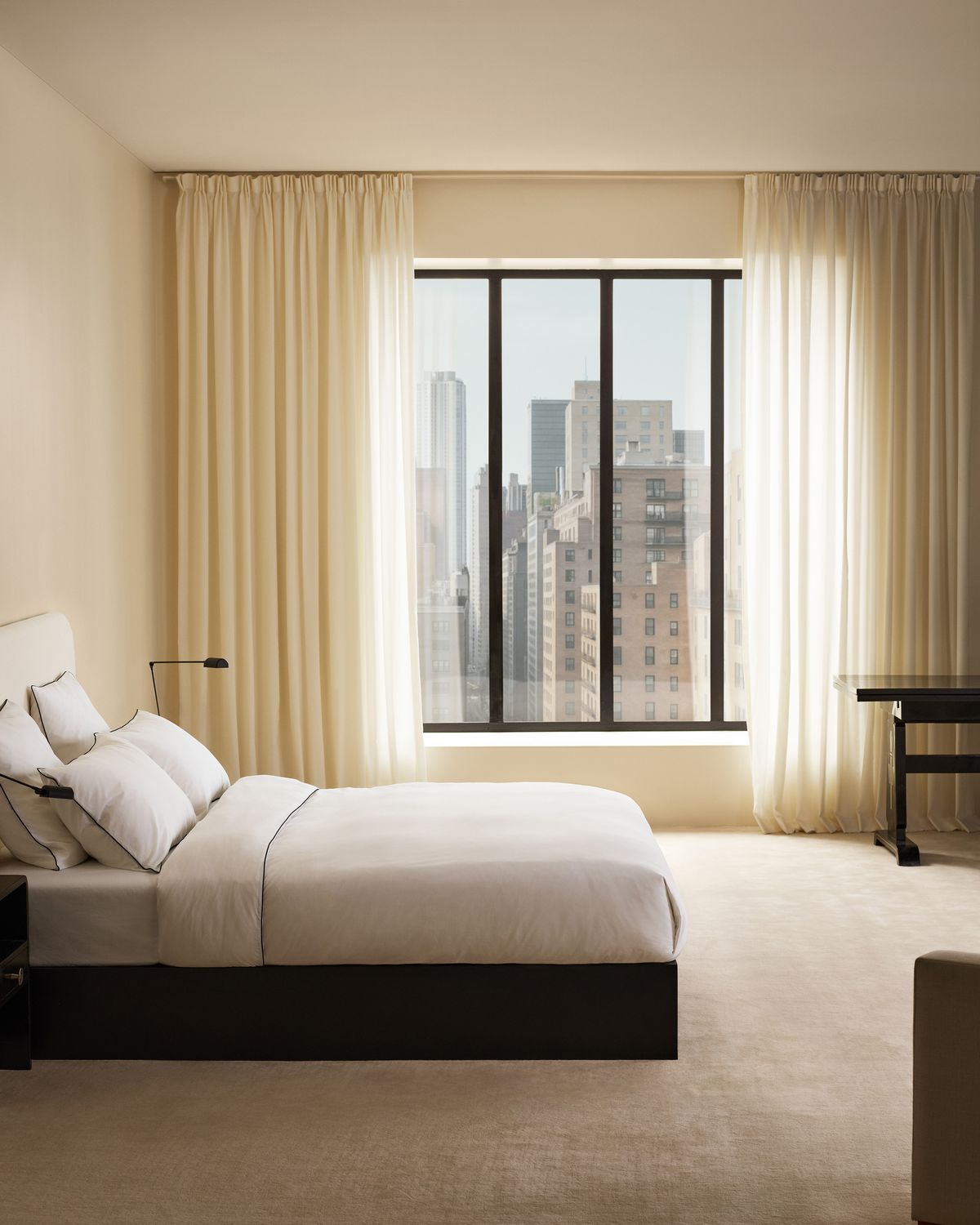 Percale-bäddning i Crisp White/Black, stylat för en ren och grafisk känsla med mjukt ljus som silas genom gardinerna.