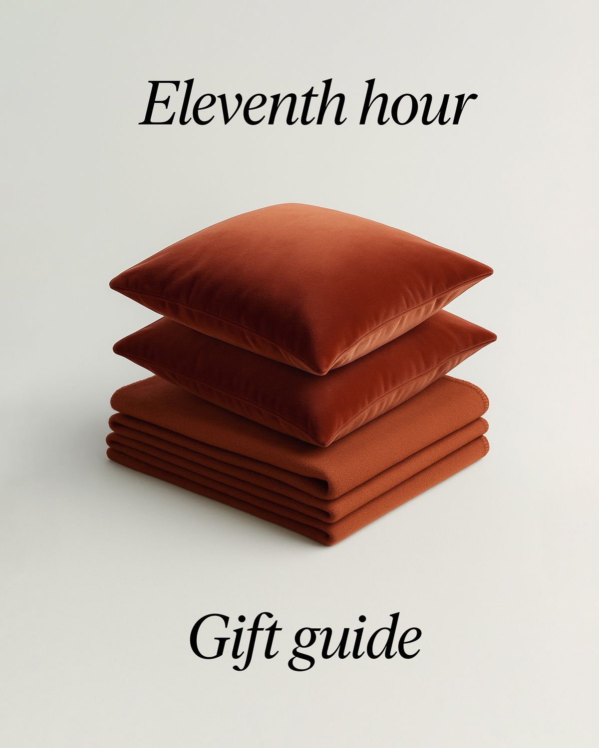 Housses de coussin Teddy Velvet en Rust posées sur un plaid Heritage plié en Rust, avec le texte « Eleventh hour » et « Gift guide » en surimpression.