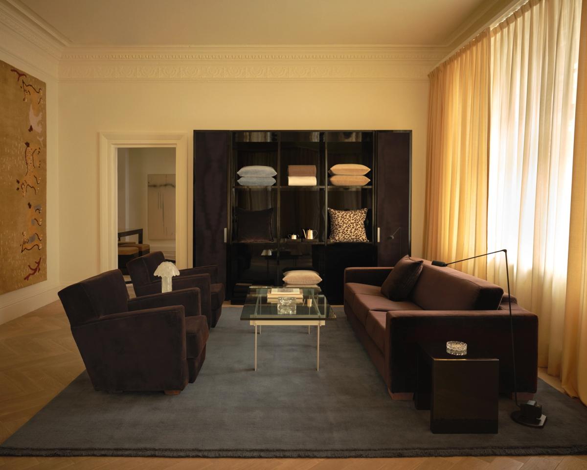 Der Mohair-Teppich in Slate Blue wird im Nordic Knots-Geschäft in der Mount Street in London gezeigt, kombiniert mit dunklen Samtmöbeln, den Vorhängen in Leo und einem Glastisch, was eine raffinierte, zeitgenössische Atmosphäre schafft.