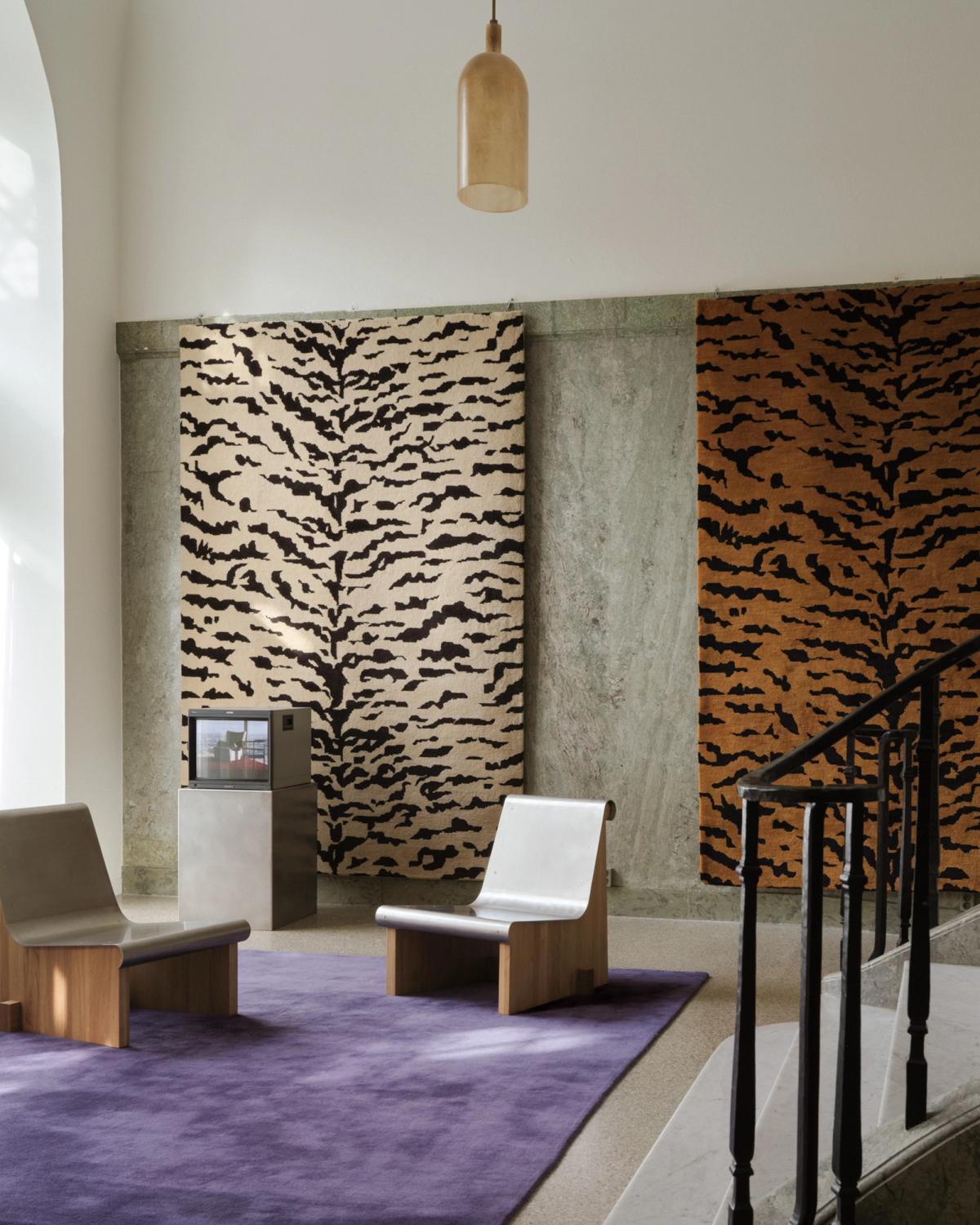 Le magasin phare de Nordic Knots à Stockholm photographié avec les tapis en laine moelleux Grand en coloris Lilac et Tigris installés.