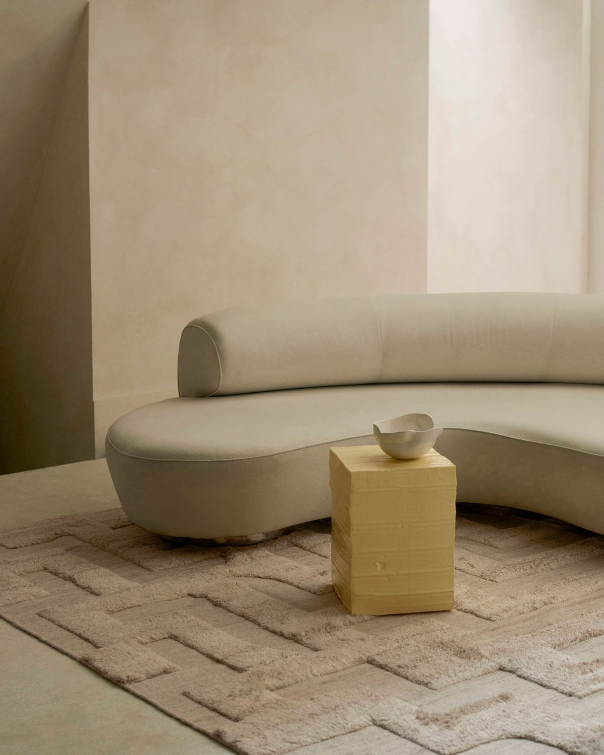 Ryamattan Boho Sand Mix fotograferad i ett modernt vardagsrum med konstnärliga inredningsdetaljer och en mjuk vit soffa i London.