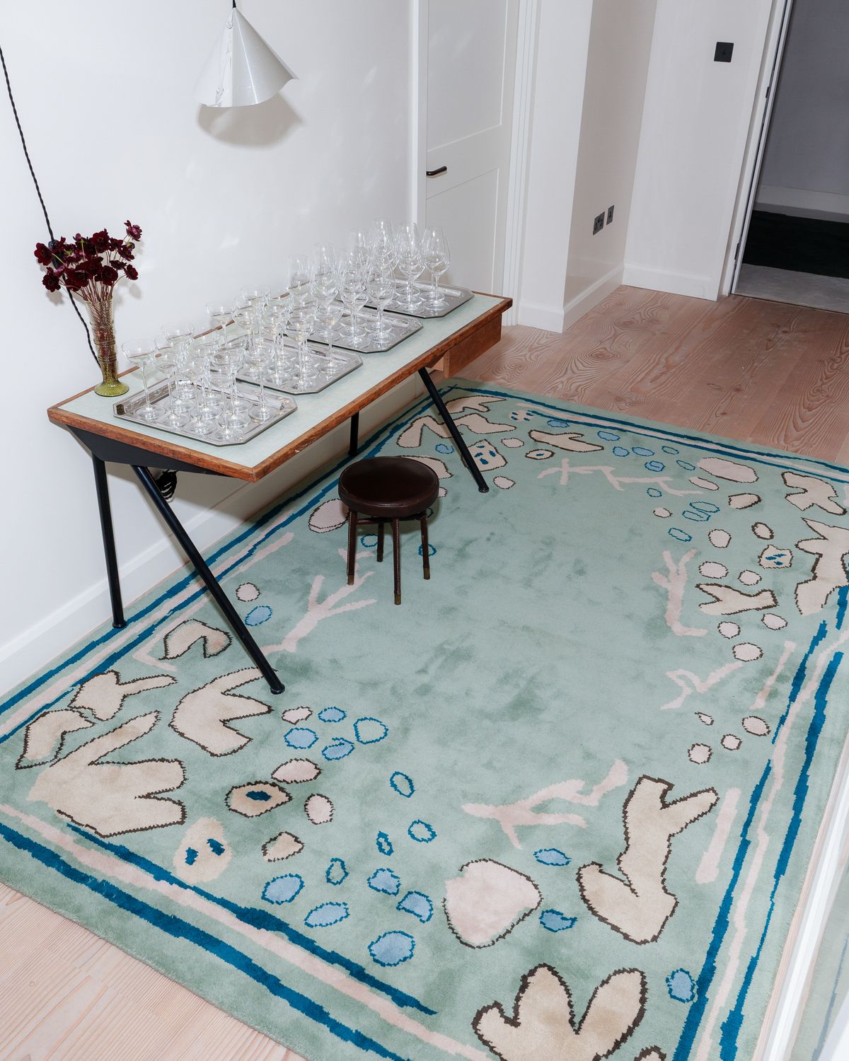 Innenansicht von der Eagle + Hodges Launch-Veranstaltung in London mit dem Teppich Giverny – Green.