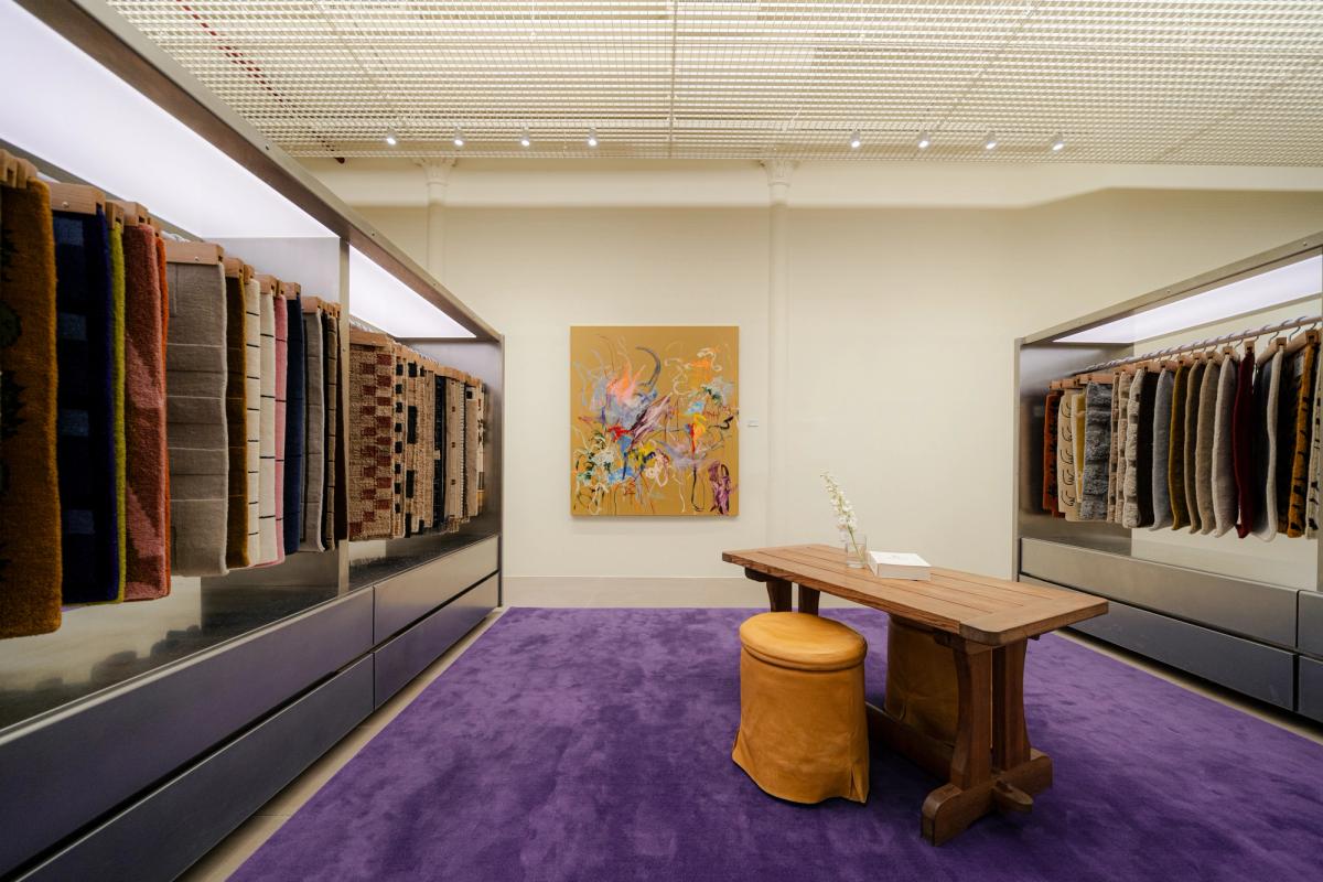 Foto des Nordic Knots Stores in New York mit dem flauschigen Wollteppich Grand in der Farbe Lilac als Teil der Einrichtung.