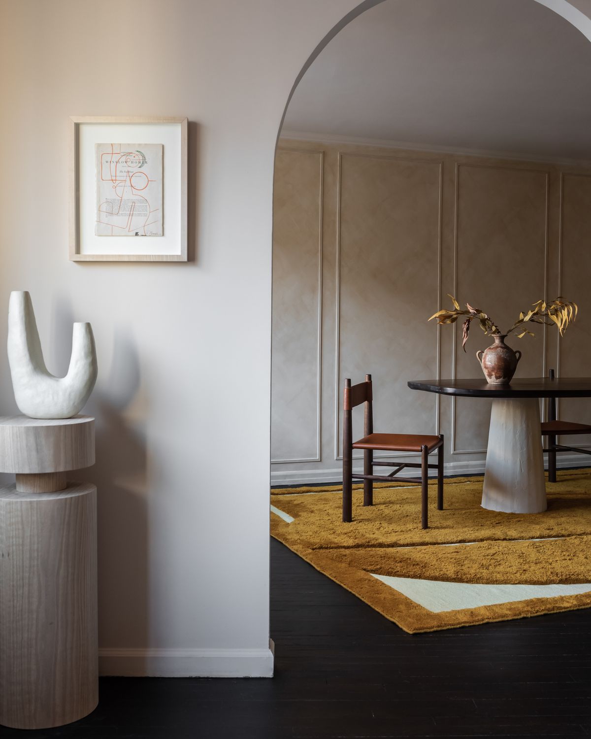 Ryamattan Face stajlad i designparet Arjés hem. Den är kombinerad trästolar och ett stort matbord.