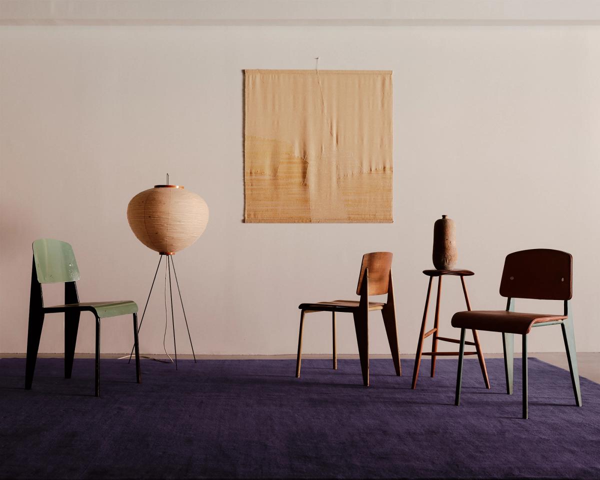 Den mjuka ullmattan Grand i färgen Lilac fotograferad med stolar och en beige väggbonad.