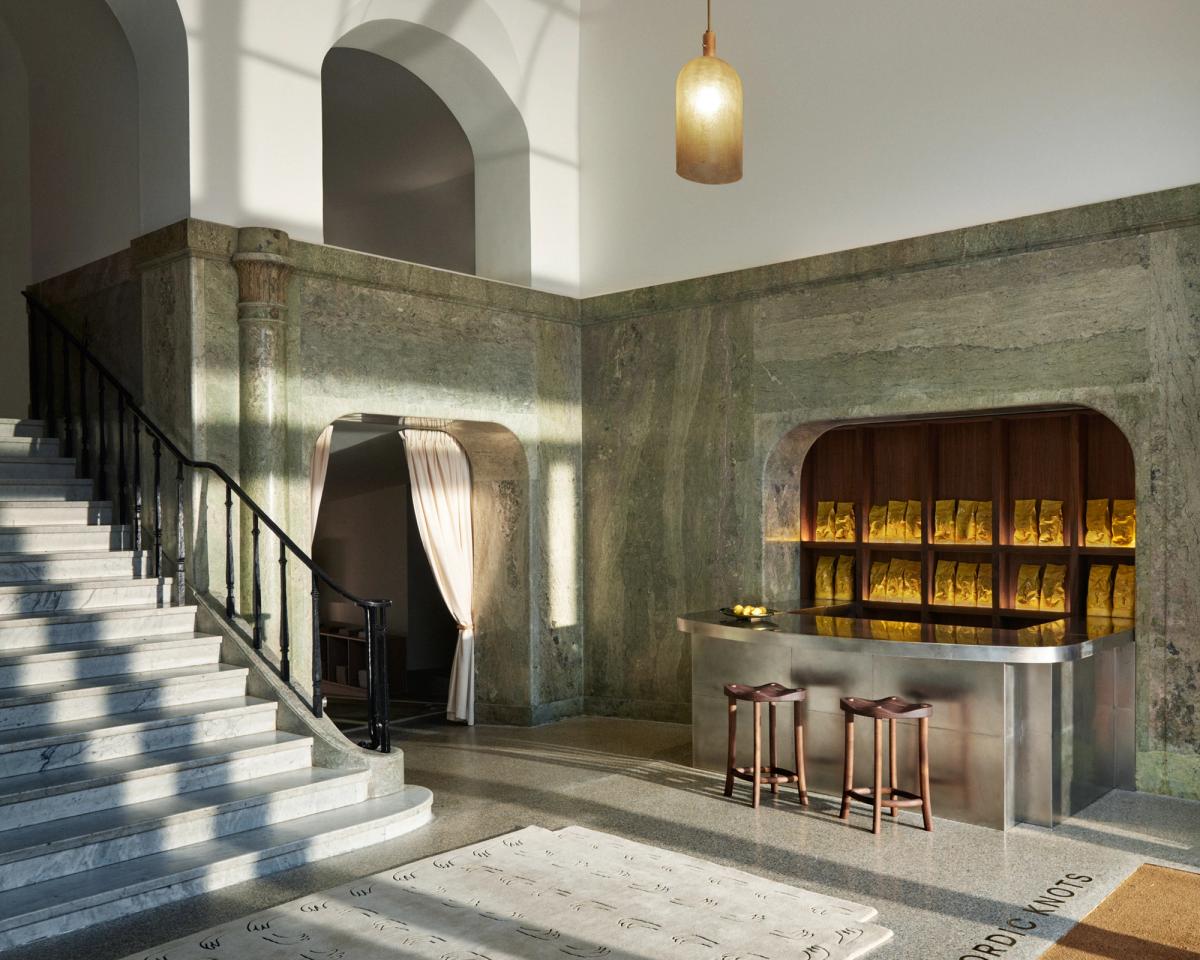 Nordic Knots Showroom in der Birger Jarlsgatan mit einer Kaffeebar und wunderschönen grünen Marmorelementen an den Wänden.