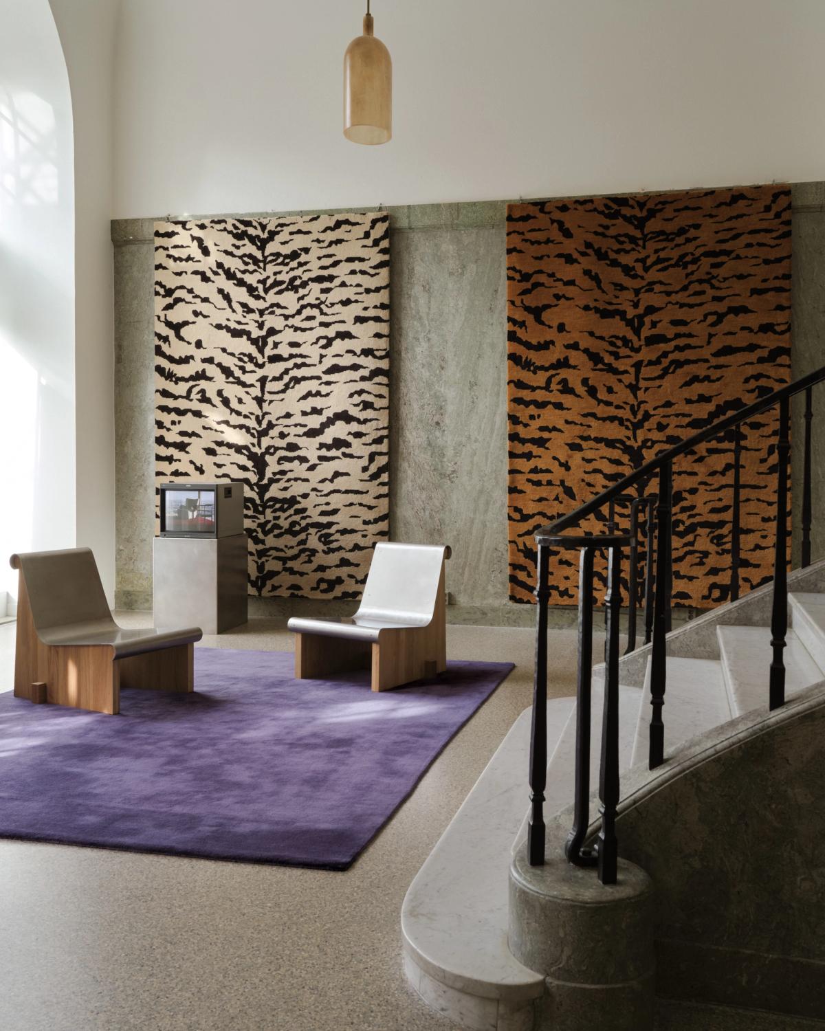 Showroom Nordic Knots à Stockholm photographié avec le tapis Grand en coloris Lilac, Tigris en Brown/Beige et Tigris en Rust/Black.