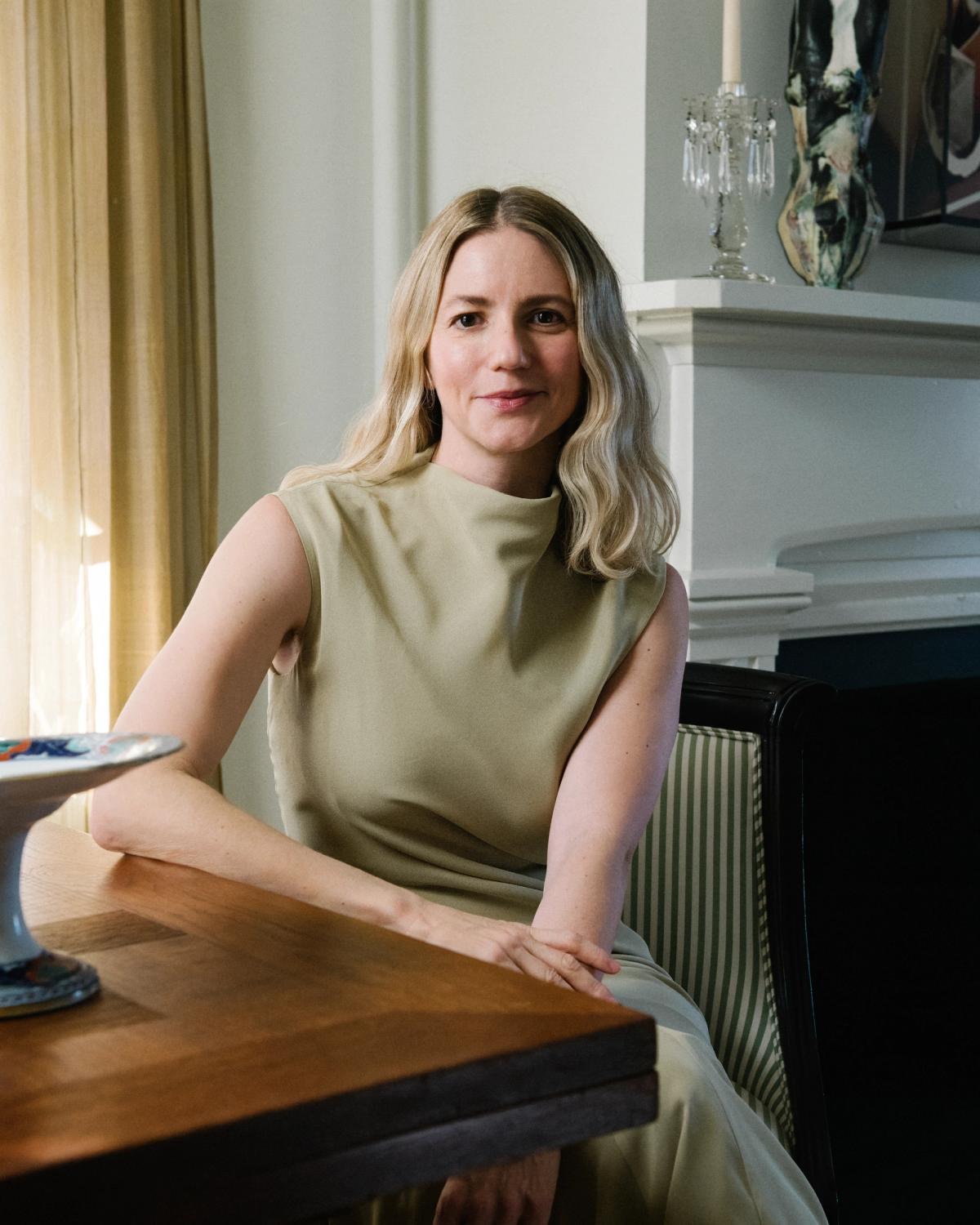 Porträt der Innenarchitektin Michelle R. Smith, die vier Teppiche in Zusammenarbeit mit Nordic Knots vorstellt.