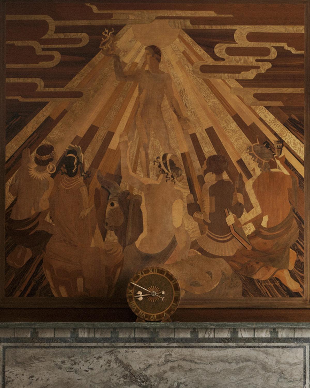 Bild eines Wandreliefs aus Holz über einem Steinkamin.