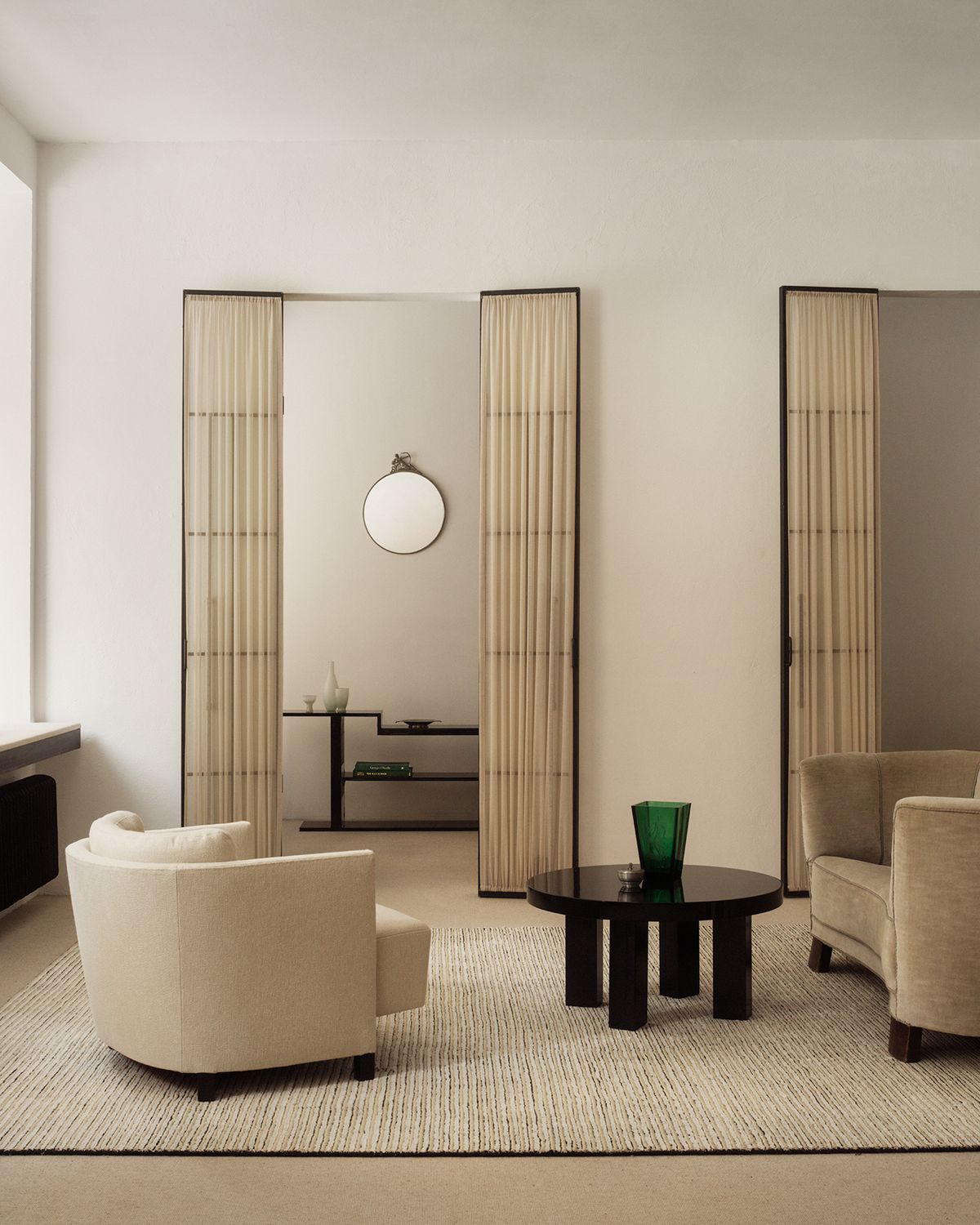 Flachgewebter Teppich Twin 01 abgebildet in einem stilvollen Wohnzimmer mit neutralfarbigen Möbeln in Stockholm, Schweden.