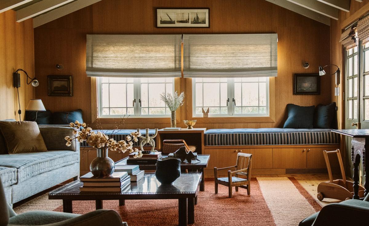 Jute Stripes – Red apporte chaleur et texture naturelle à cet intérieur richement composé et habité. Sa teinte profonde ancre les meubles en bois vintage et les objets chinés, ajoutant profondeur et caractère au charme accueillant de la pièce.