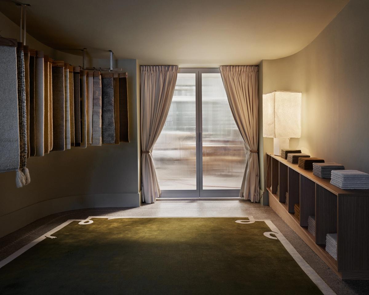 Flauschiger Wollteppich Loops in Green, abgebildet im Nordic Knots Flagship-Store in Stockholm.