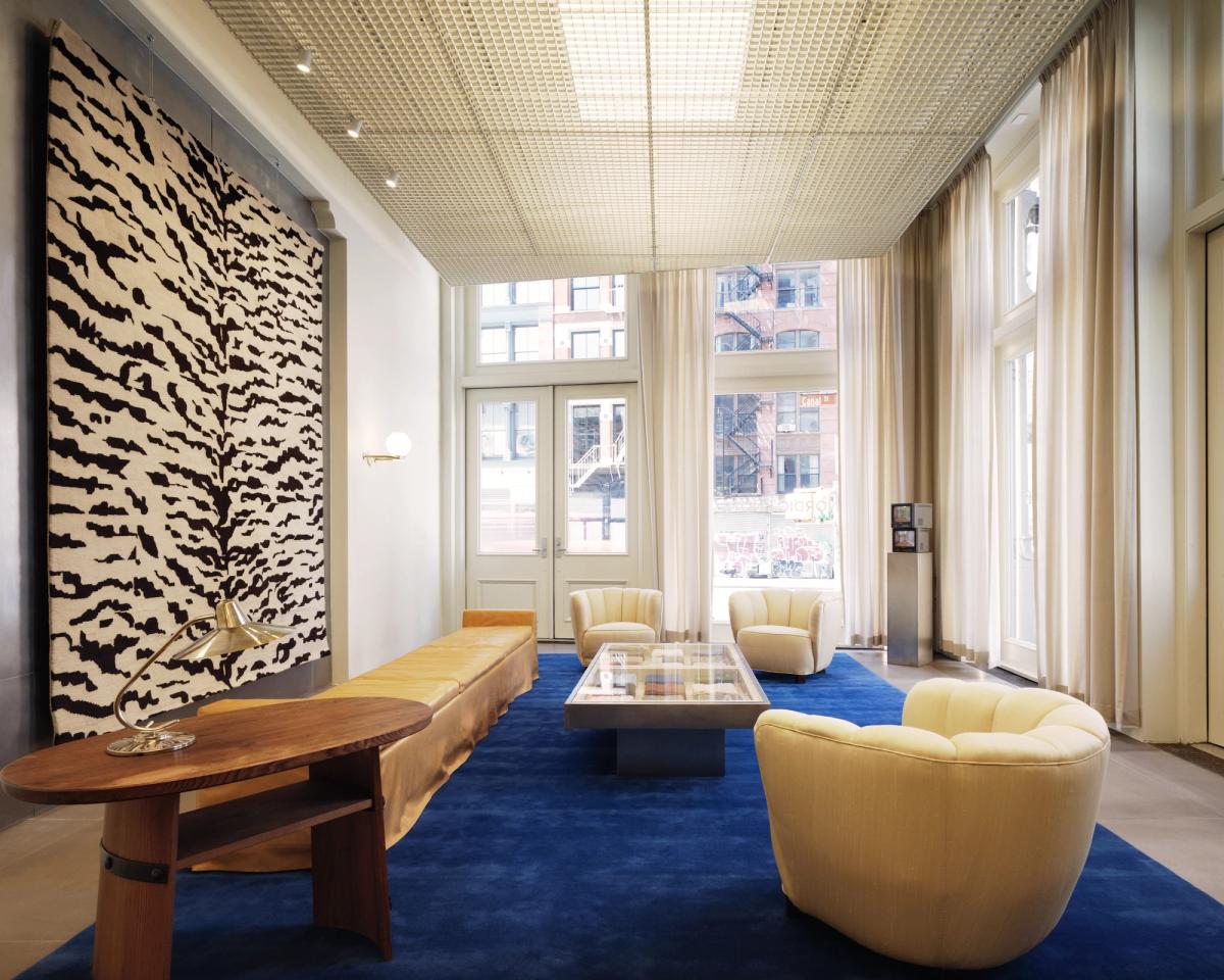 Plüschige Wollteppiche Grand Deep Blue und Tigris, abgebildet im Flagship-Store in New York.