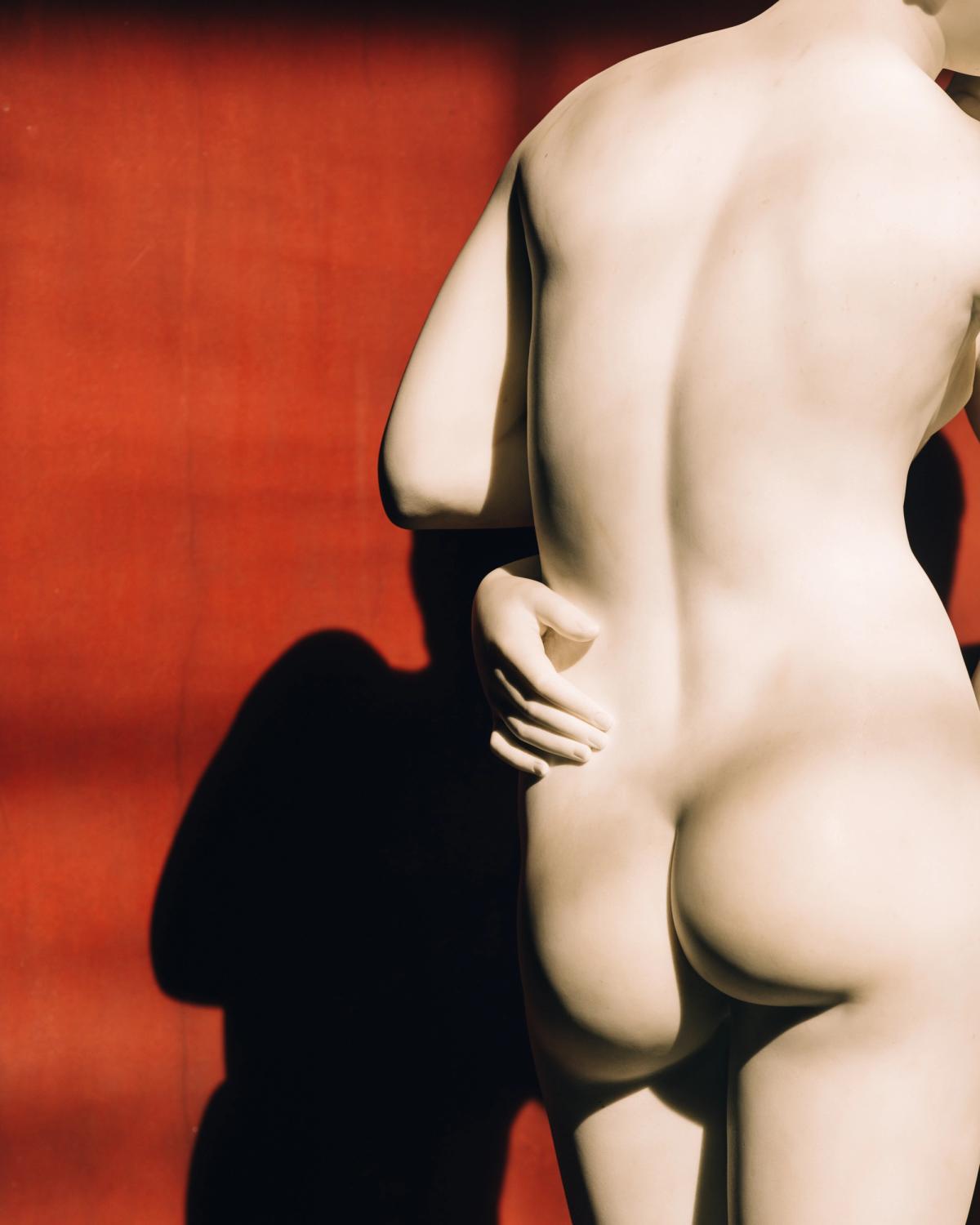 Fotografie der Rückseite einer Marmorstatue im Thorvaldsen-Museum in Dänemark.