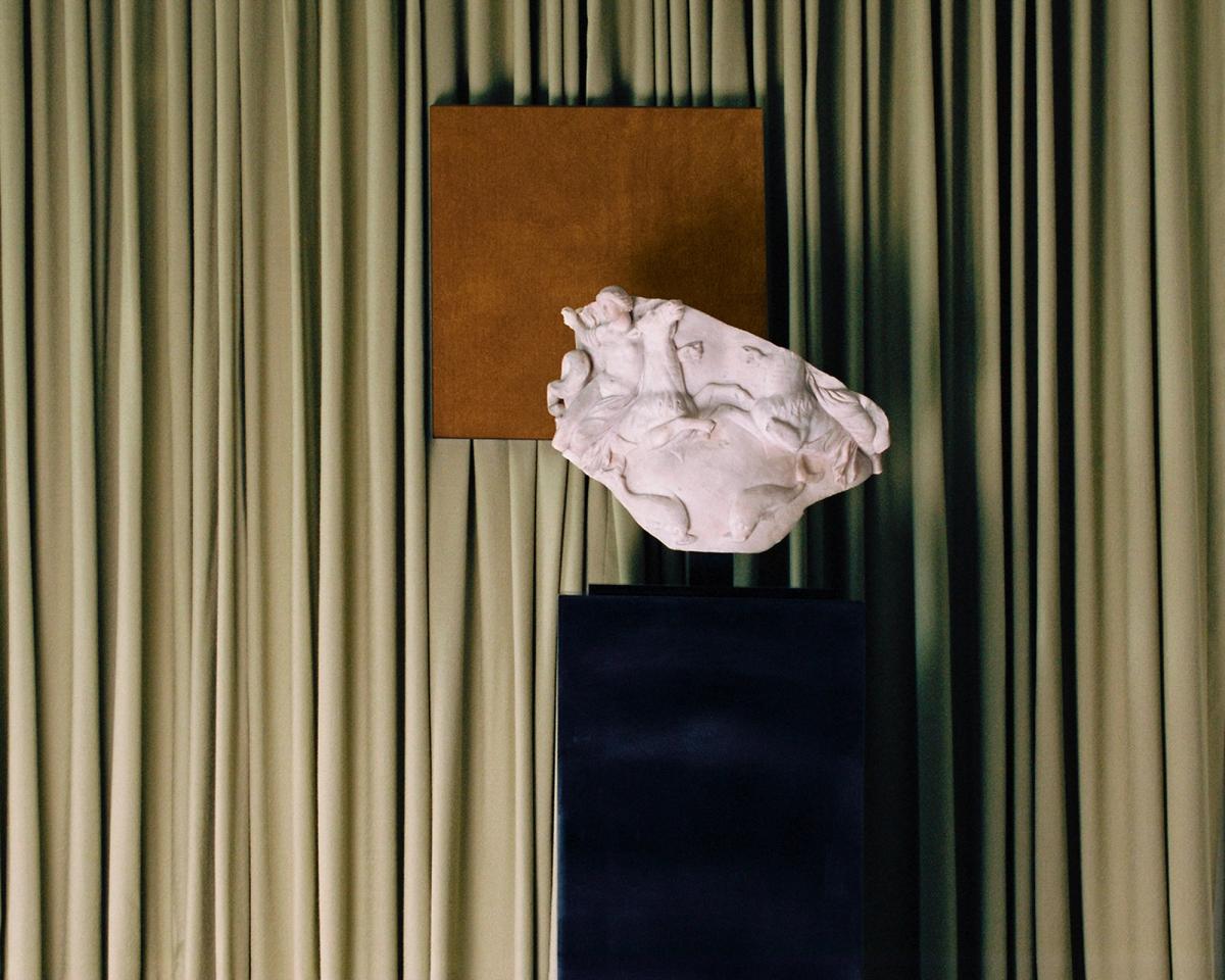 Der Grand-Vorhang in Pale Green und ein Gemälde des Grand-Teppichs in Leo, präsentiert hinter einer Marmorstatue in der Galerie Chenel in Paris.