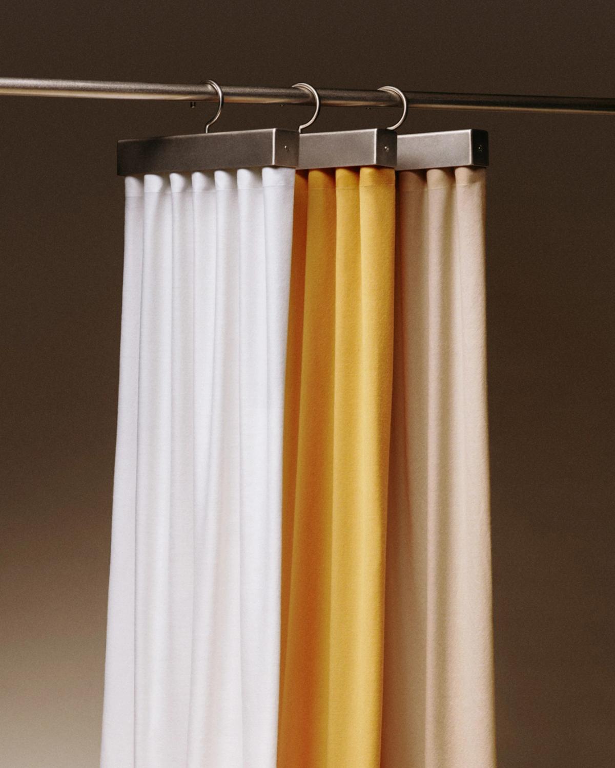 Tygprover av gardinerna The Grand i Leo, Pale Sand och Perfect White