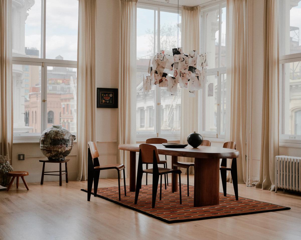 Mattan Gild 02 fotograferad i en ljus matsal med höga fönster och ett matbord i trä.
