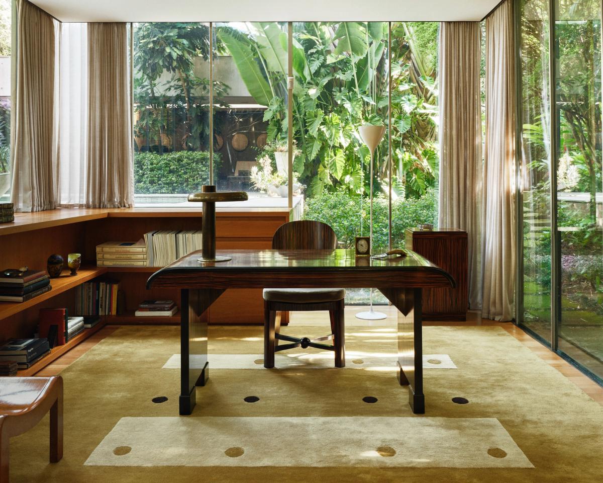 Der Teppich Dots in Olive von Studio Mellone, fotografiert in São Paulo, Brasilien, in einem modernen Interieur mit warmem Holz, großen Fenstern und weichem Tageslicht.