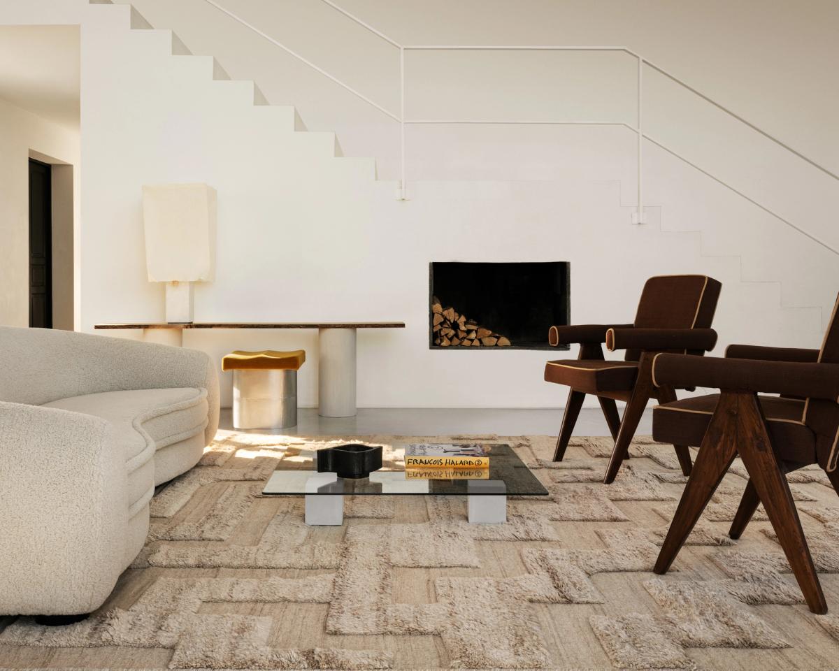 Tapis Boho Cream Mix dans un salon moderne avec un escalier blanc en arrière-plan.