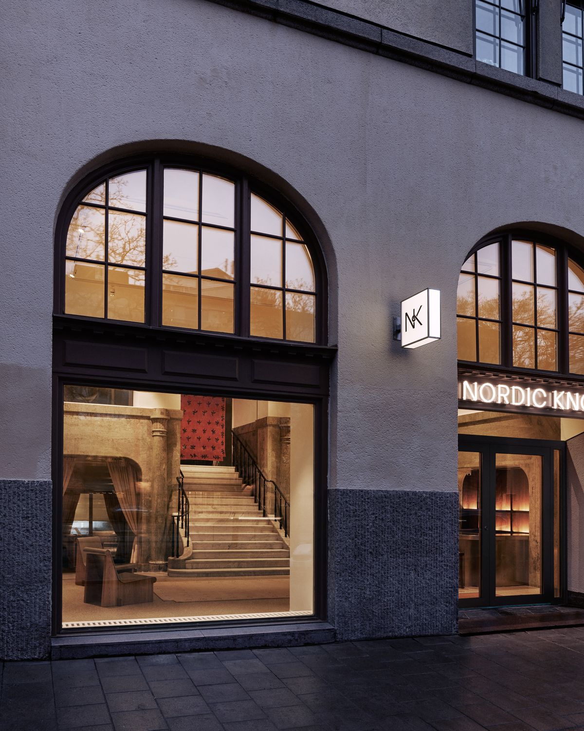 Nordic Knots showroom sedd utifrån med stora fönster och en skylt med logotyp.