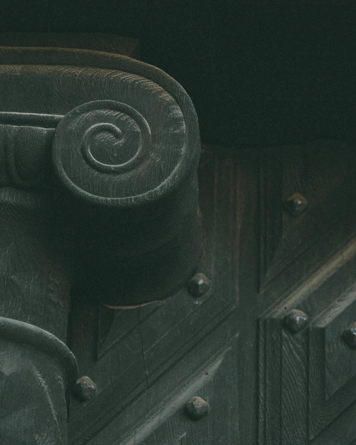 Gros plan d’un pilier en pierre.