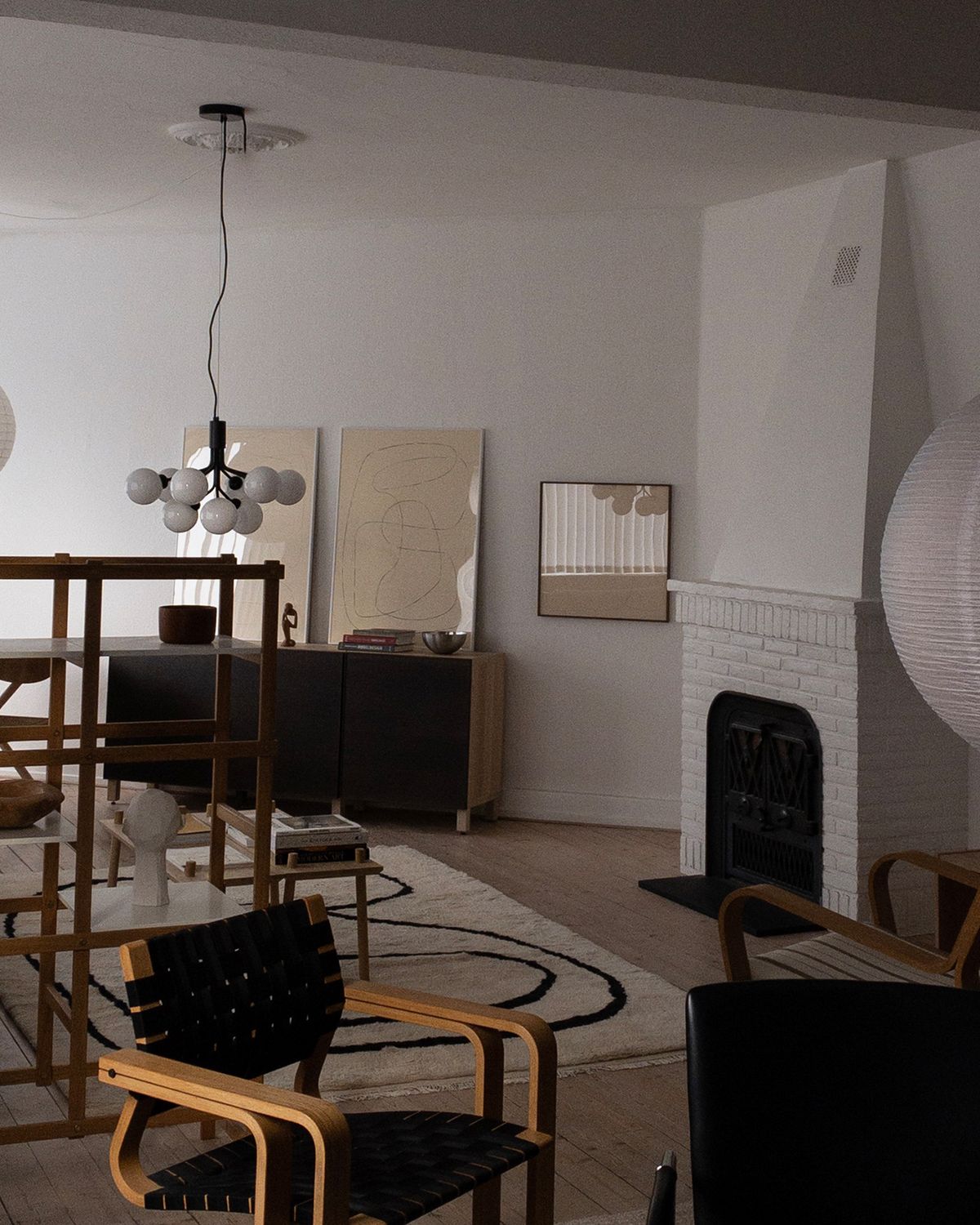 Ryamattan Simple Object 18 fotograferad i ett svagt upplyst vardagsrum med trämöbler och en stor öppen spis.