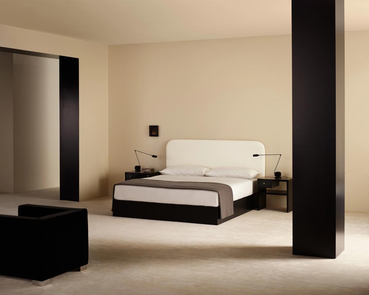 Bett mit dem Signature Headboard in Warm White, bezogen mit Crisp White Bettwäsche und abgerundet mit dem Heritage Throw in Taupe.