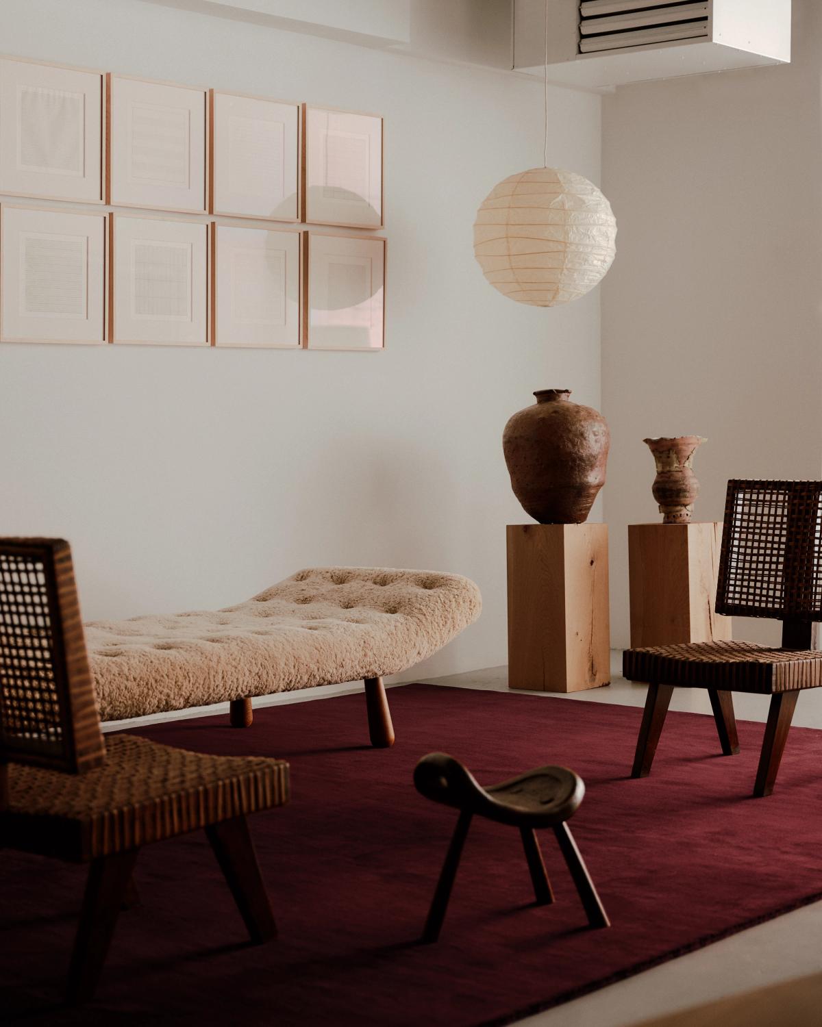 Ullmattan Grand i färgen Deep Wine fotograferad i en modern lounge med trädetaljer i inredningen.