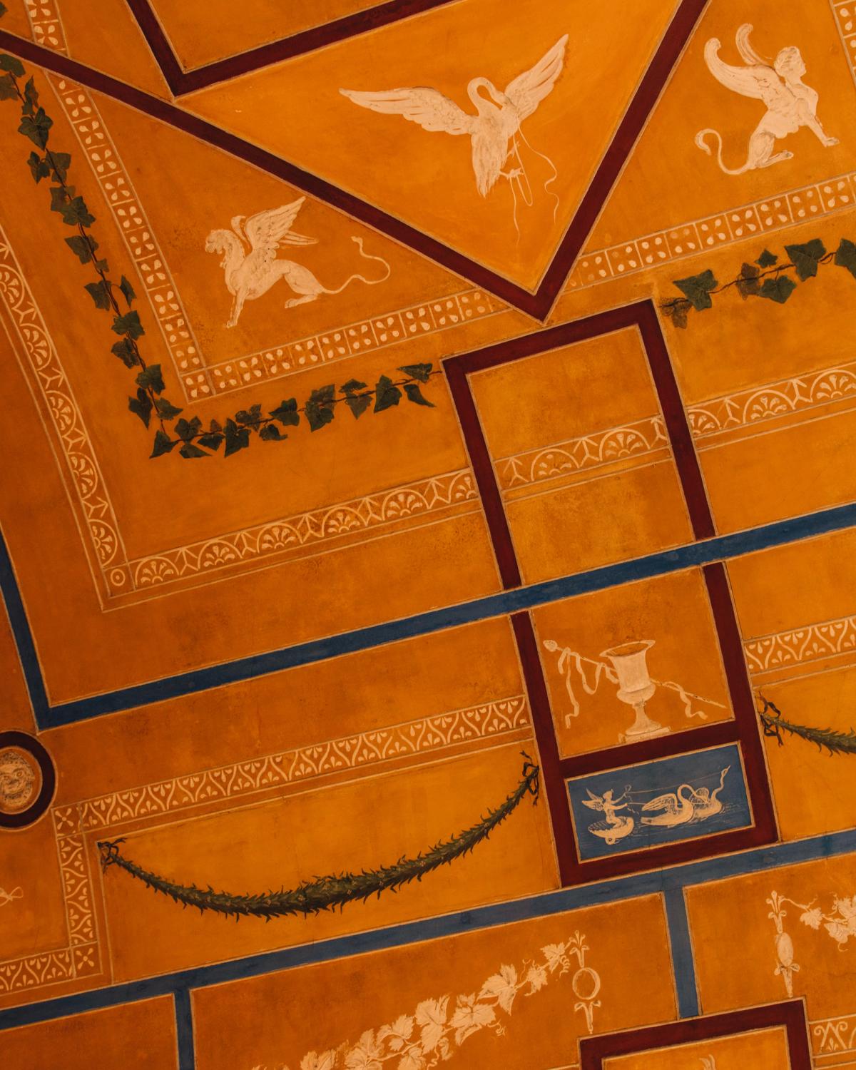 Photographie d’un des plafonds colorés jaunes avec des détails artistiques au musée Thorvaldsen au Danemark.