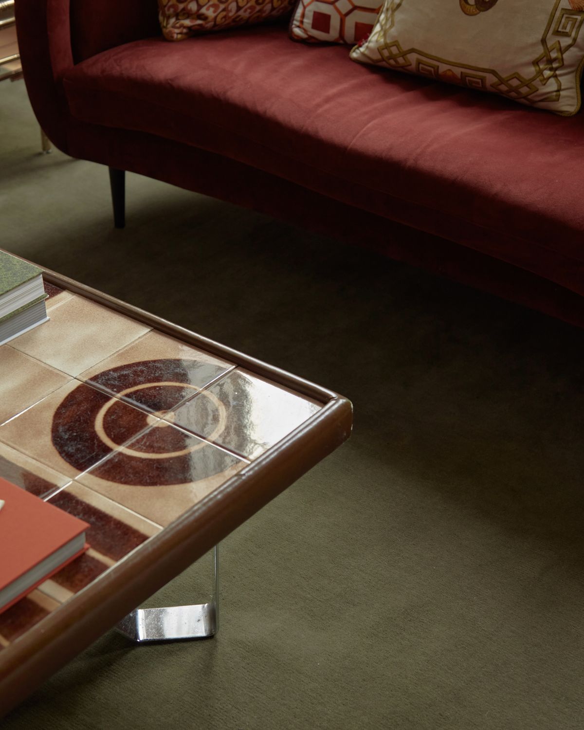 Nahaufnahme des Teppichs Grand Moss im Zuhause von Gergei Erdei.