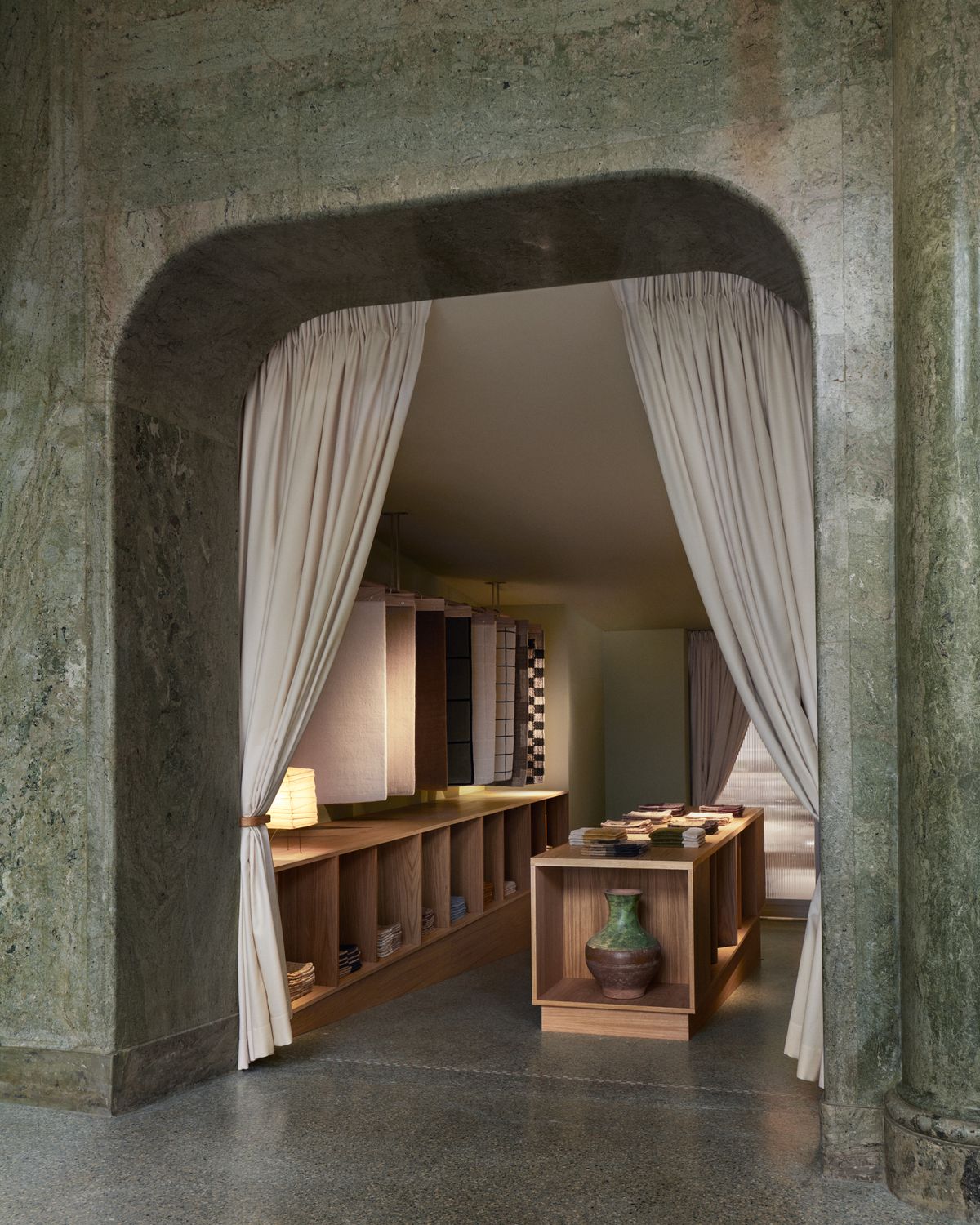 Grön marmoringång till mattproverna i Nordic Knots flaggskeppsbutik.