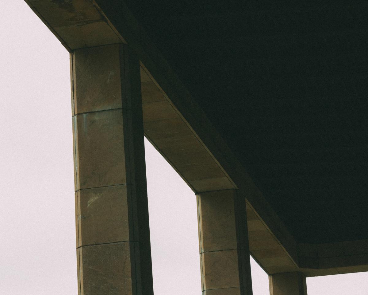 Gros plan sur des piliers en pierre carrés.