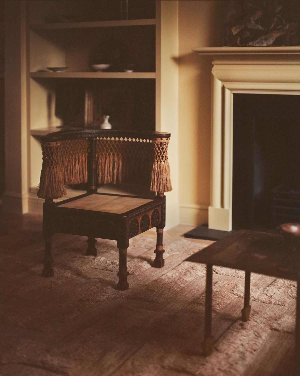 Ryamattan Boho fotograferad på analog film i ett mysigt vardagsrum med trädetaljer i inredningen framför en öppen spis i London.